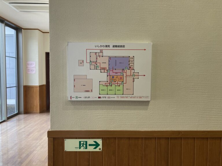 施設の廊下に設置した避難経路図の屋内案内サイン