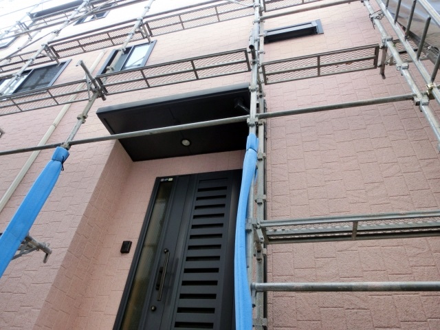 足場を組んで塗り替えを行った住宅の外壁