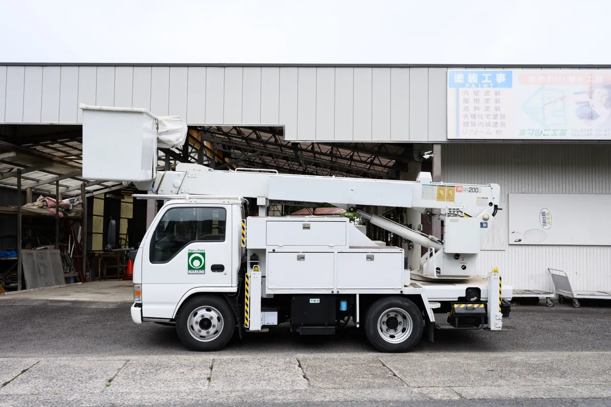 有限会社マルニ工芸が自社保有する高所作業車・外注に頼らない施工体制