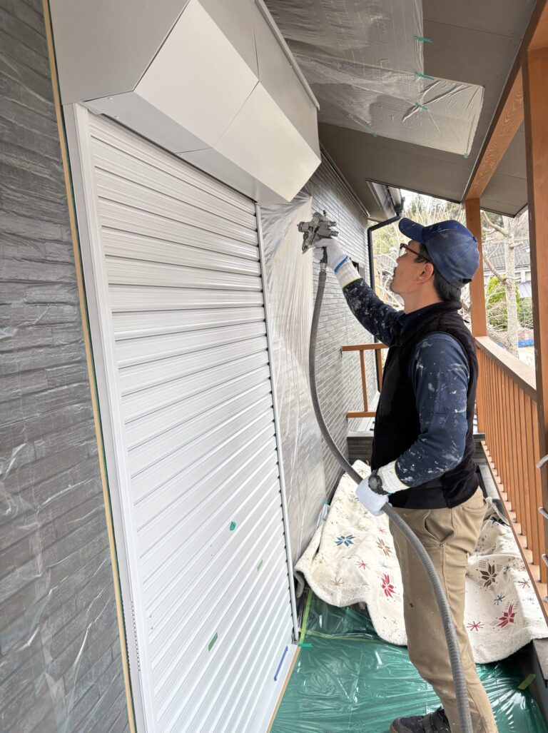 吹き付け塗装で仕上げた住宅シャッターの塗り替え